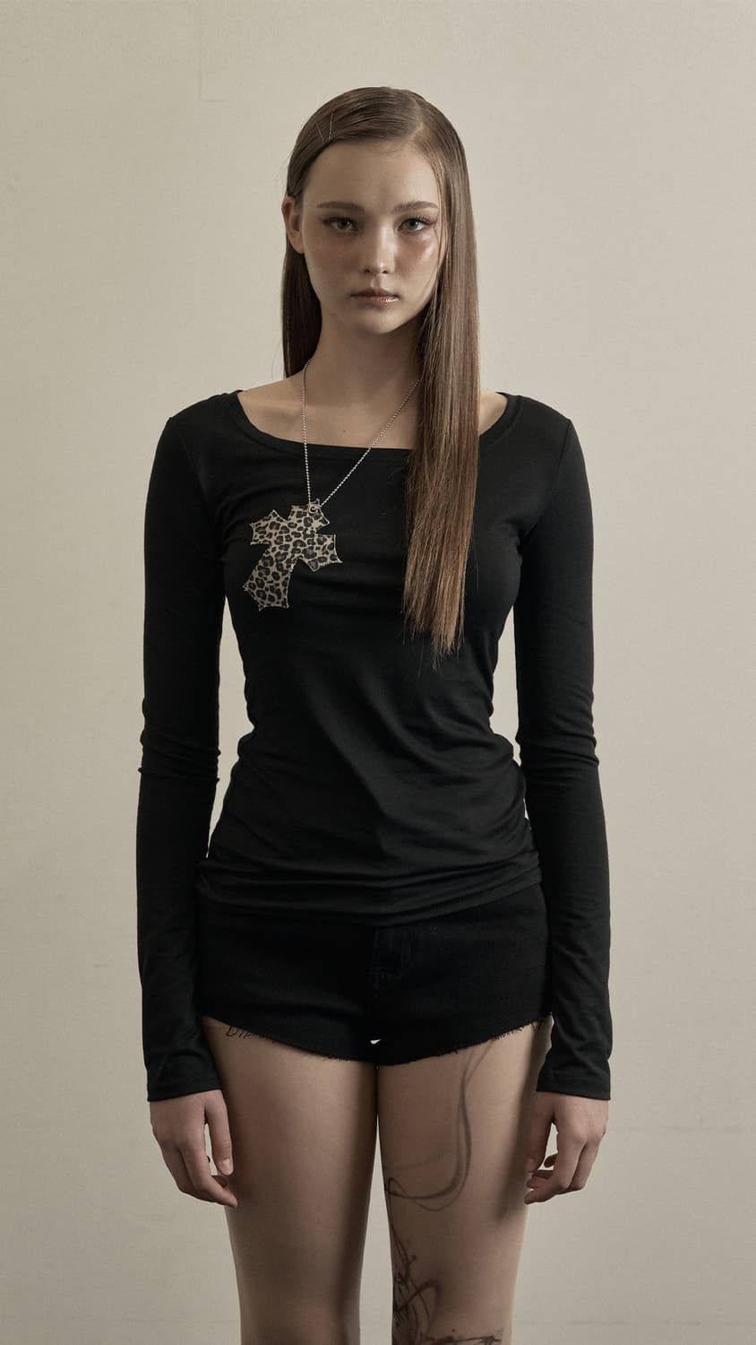 일리오 블랙 레오파드 크로스 넥클리스 탑 상품이미지1