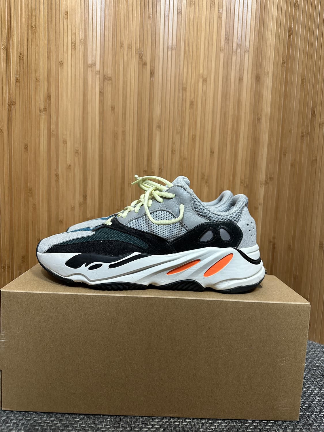 아디다스 이지부스트 700 웨이브 러너 상품이미지3