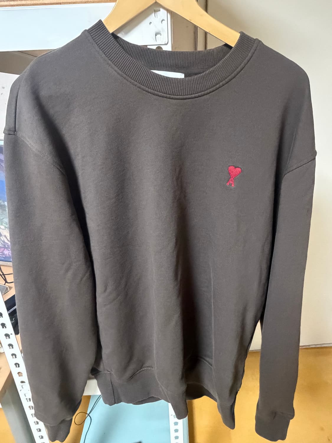 아미 하트 맨투맨 카키 상품이미지1