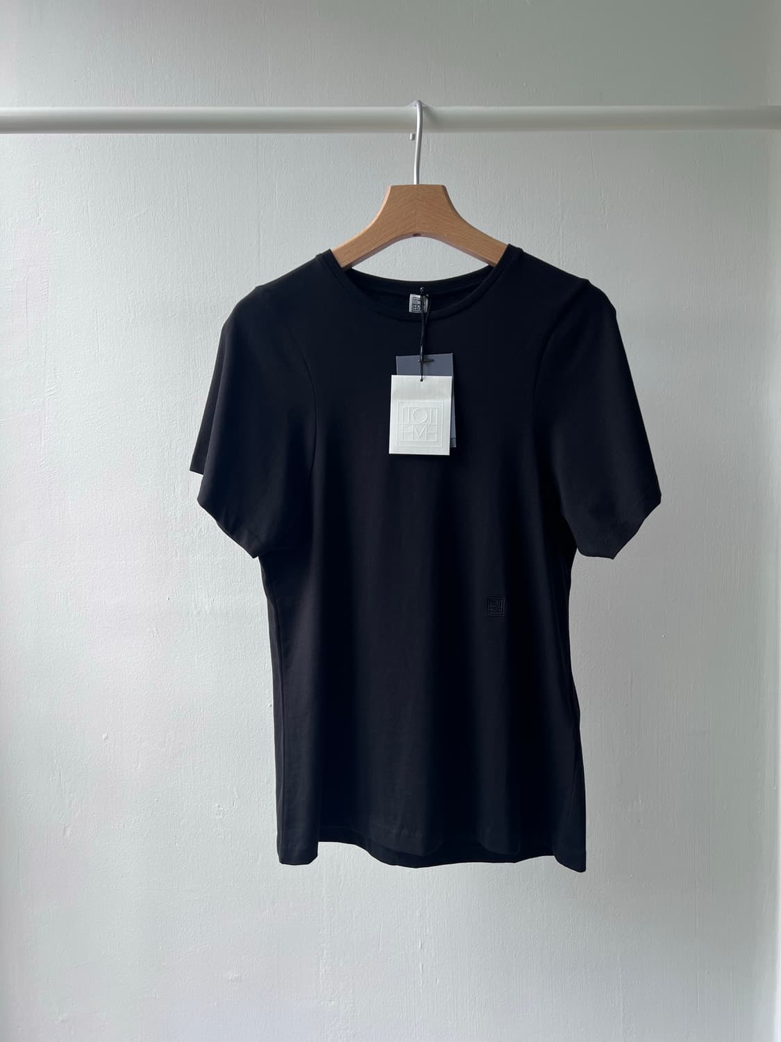 (새상품) toteme 토템 커브 로고 반팔 티셔츠 상품이미지2