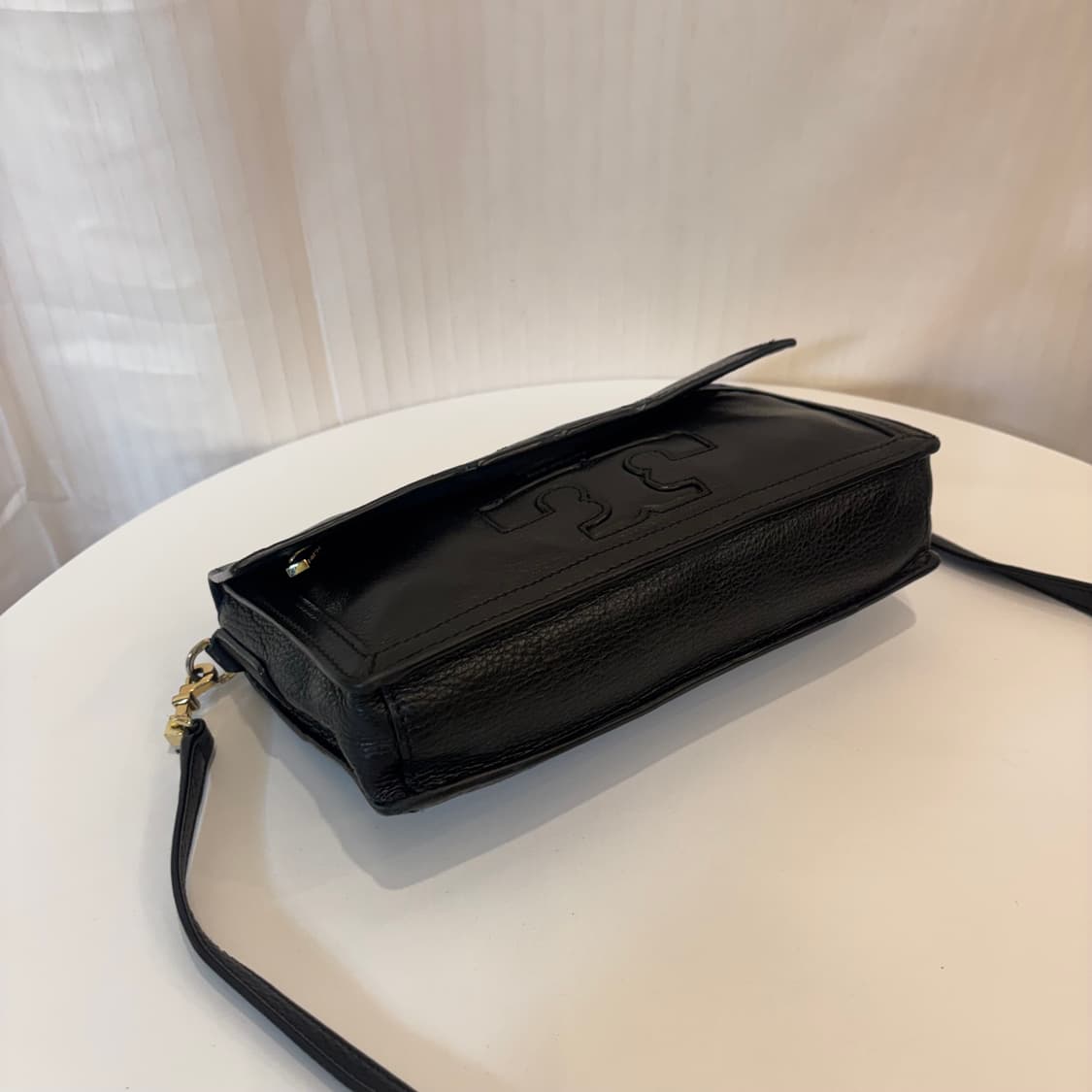 정품 토리버치 소가죽 플랩 크로스백     상품이미지8