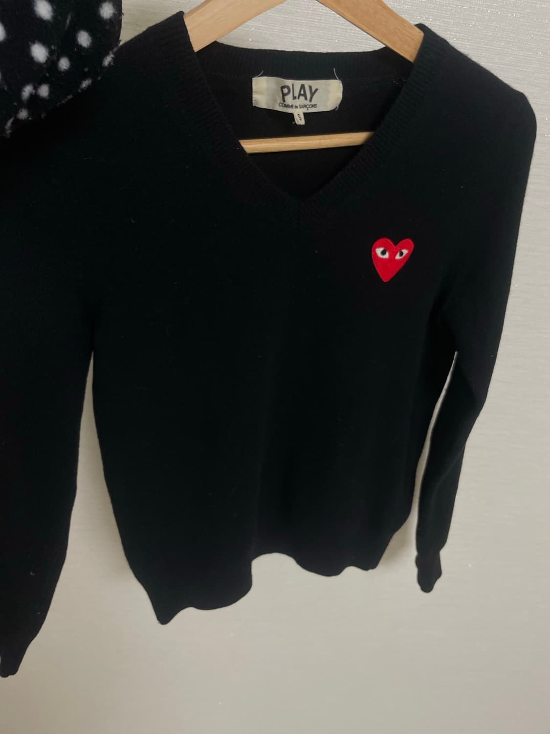 꼼데가르송 브이넥 레드와펜 상품이미지1