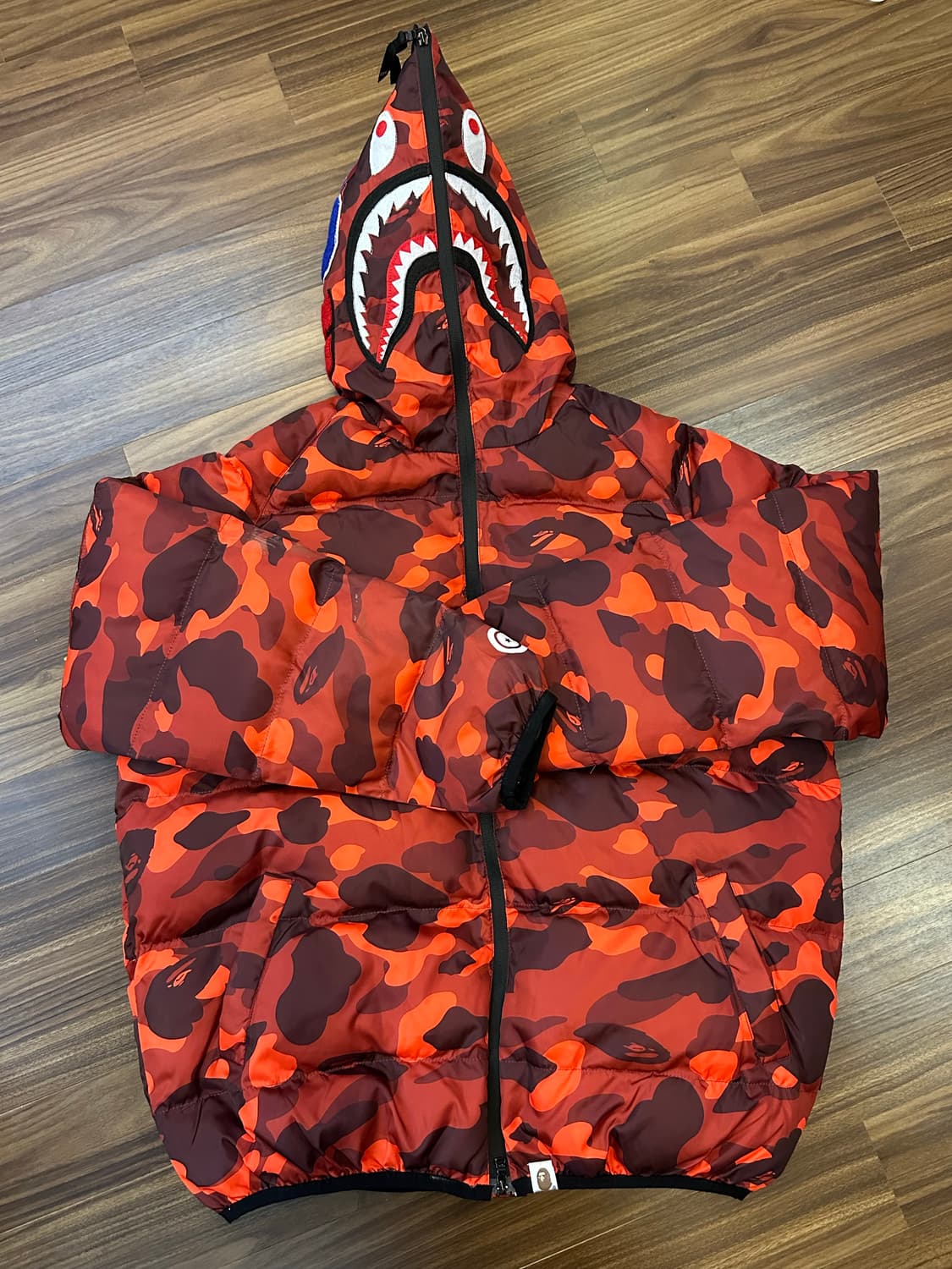 BAPE 레드 카모 샤크 패딩 XXL 상품이미지3