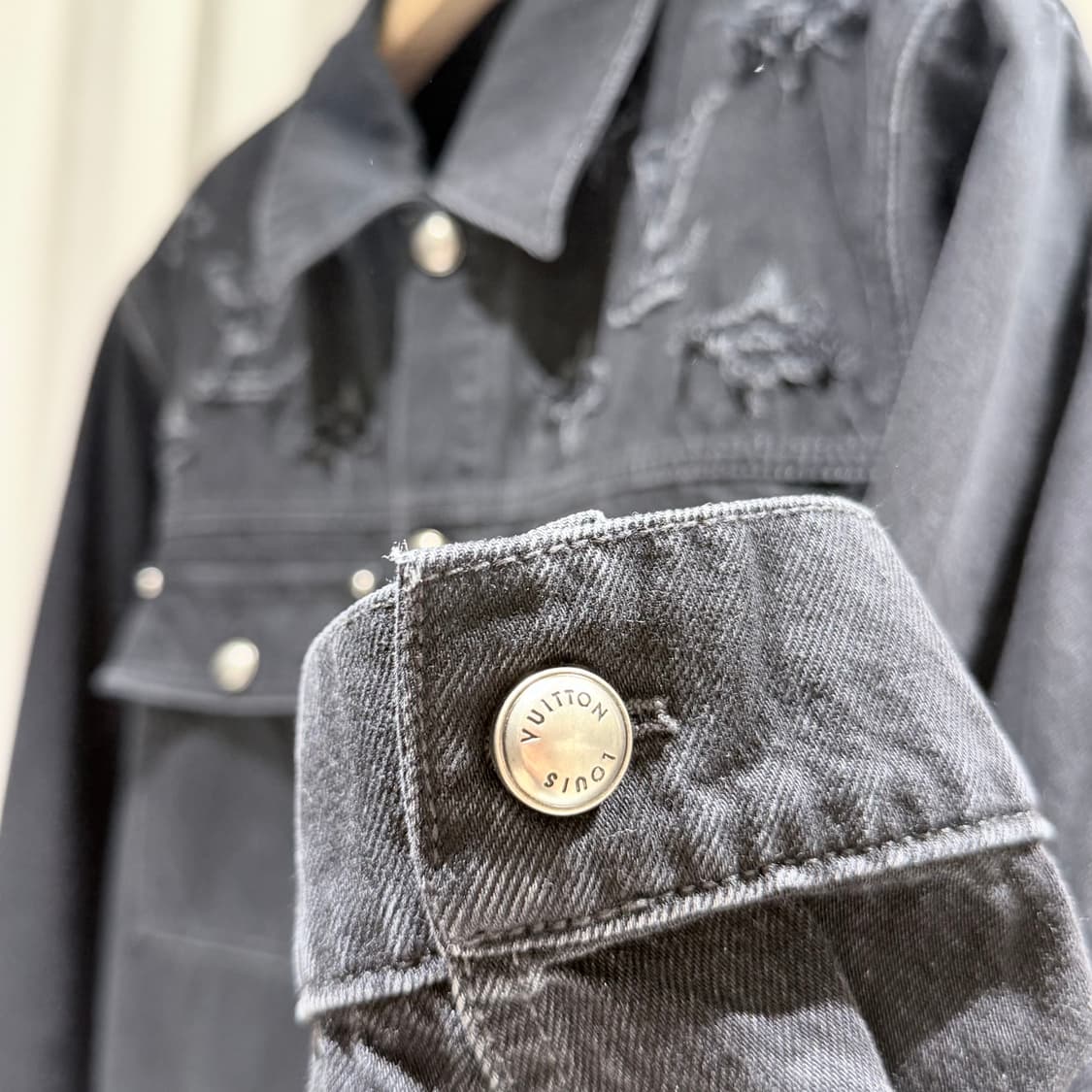 (S/52) / 26년신형 루이비통 모노그램 디스트로이드 데님 트러커자켓 상품이미지3
