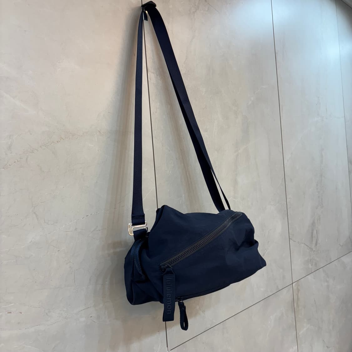 룰루레몬 네이비 크로스백 상품이미지4