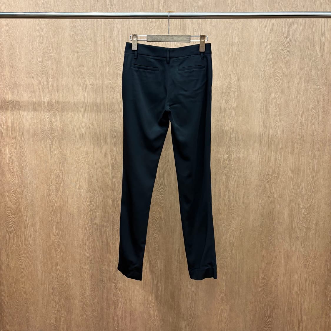 돌체앤가바나 슬림핏 슬랙스 팬츠 클래식 로고 각인 버튼 포켓 디테일 블랙 상품이미지3