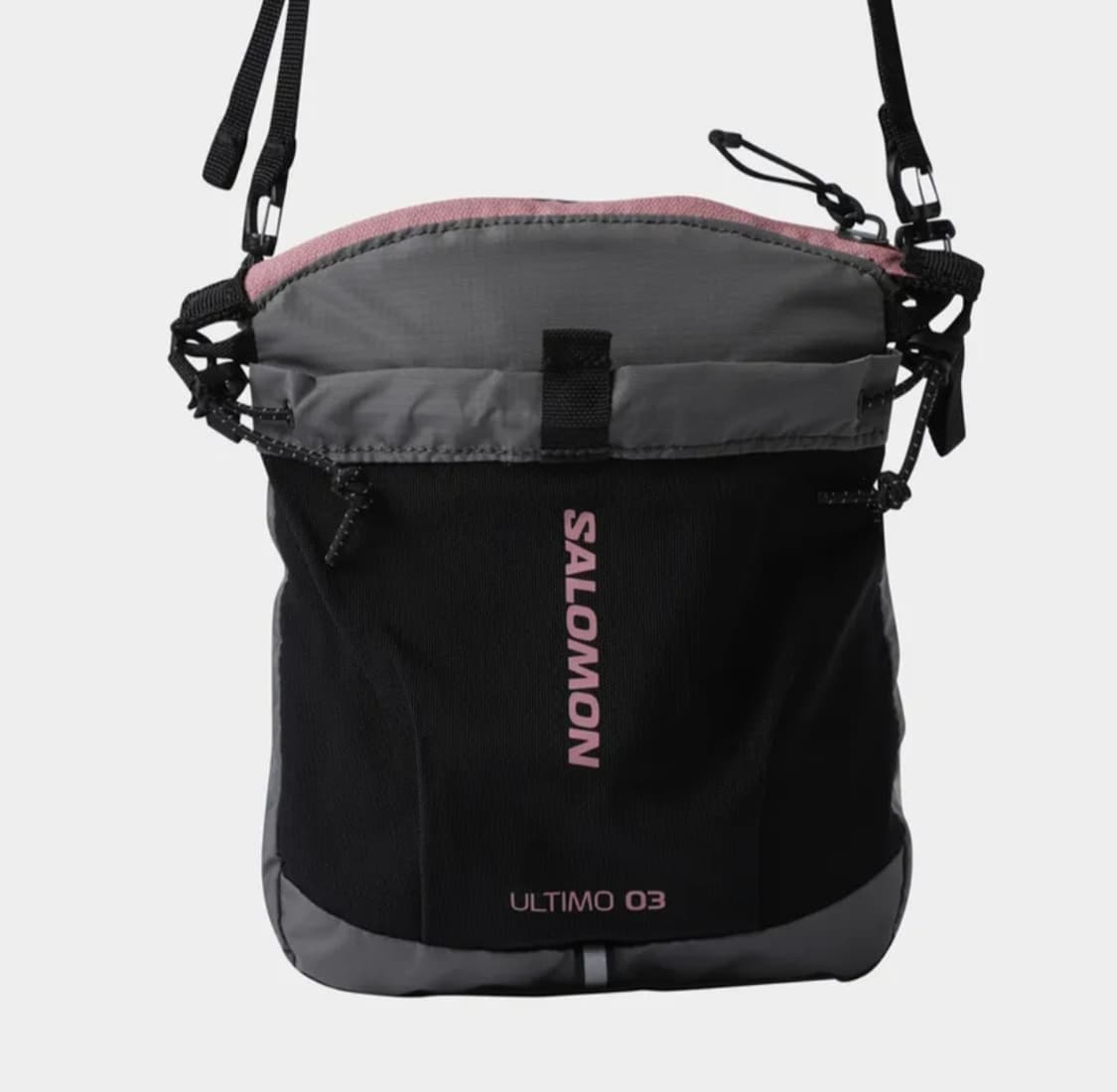 새상품 살로몬 울티모 2L 크로스백 챠콜 상품이미지1