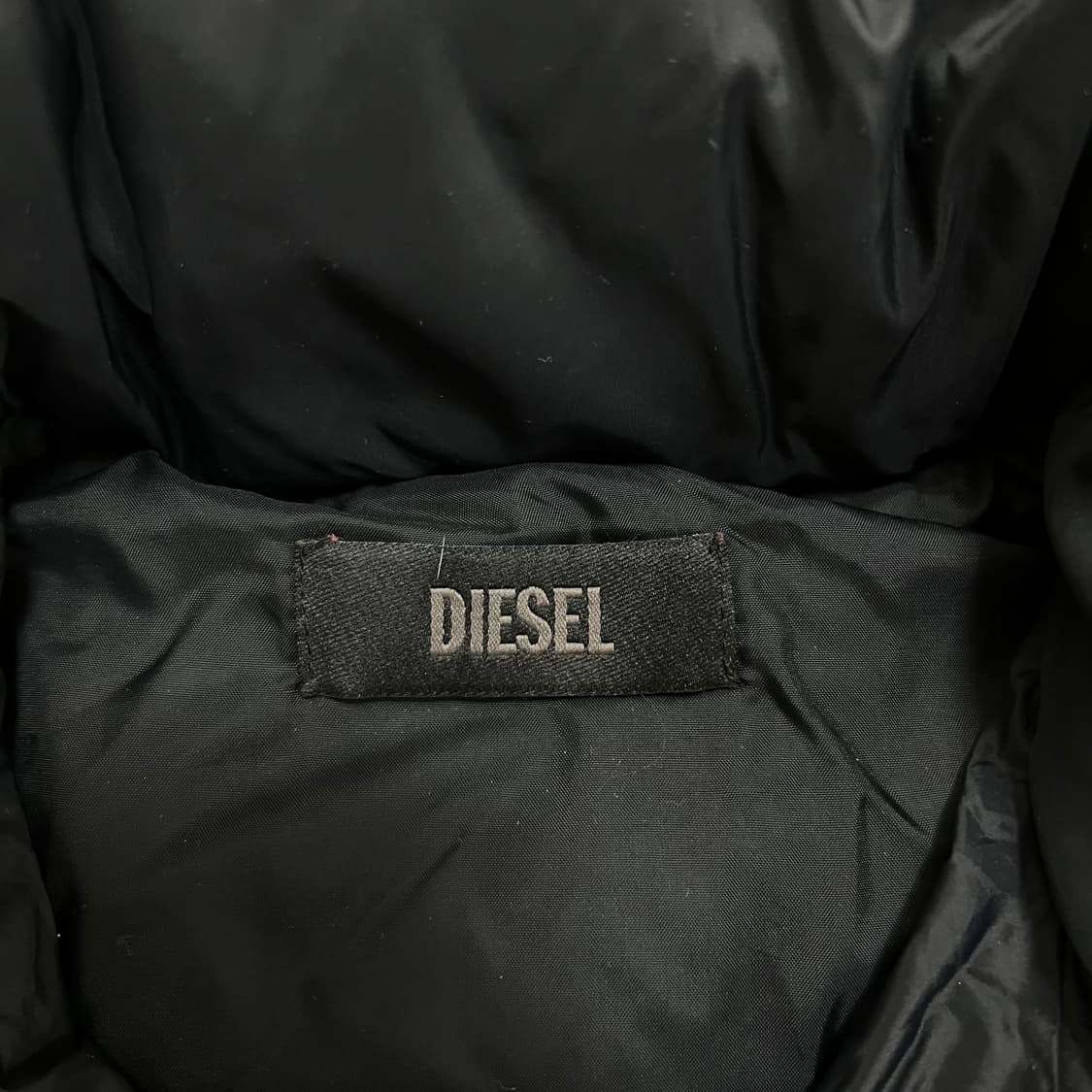 디젤 여성 소가죽 배색 와펜 하이넥 롱패딩 점퍼 [블랙] L/100 상품이미지5