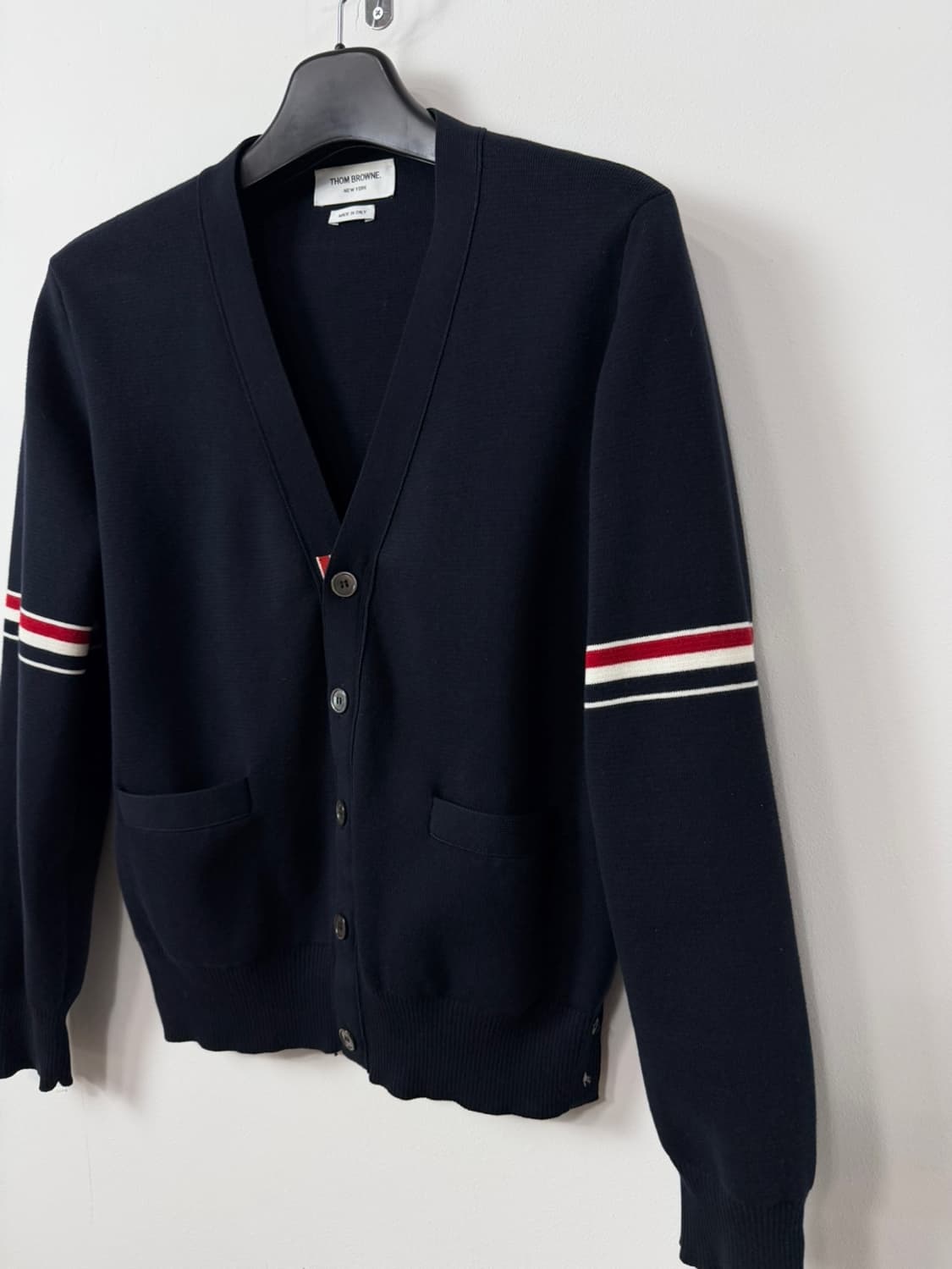 톰브라운 밀라노 스티치 스트라이프 암밴드 브이넥 가디건  상품이미지4