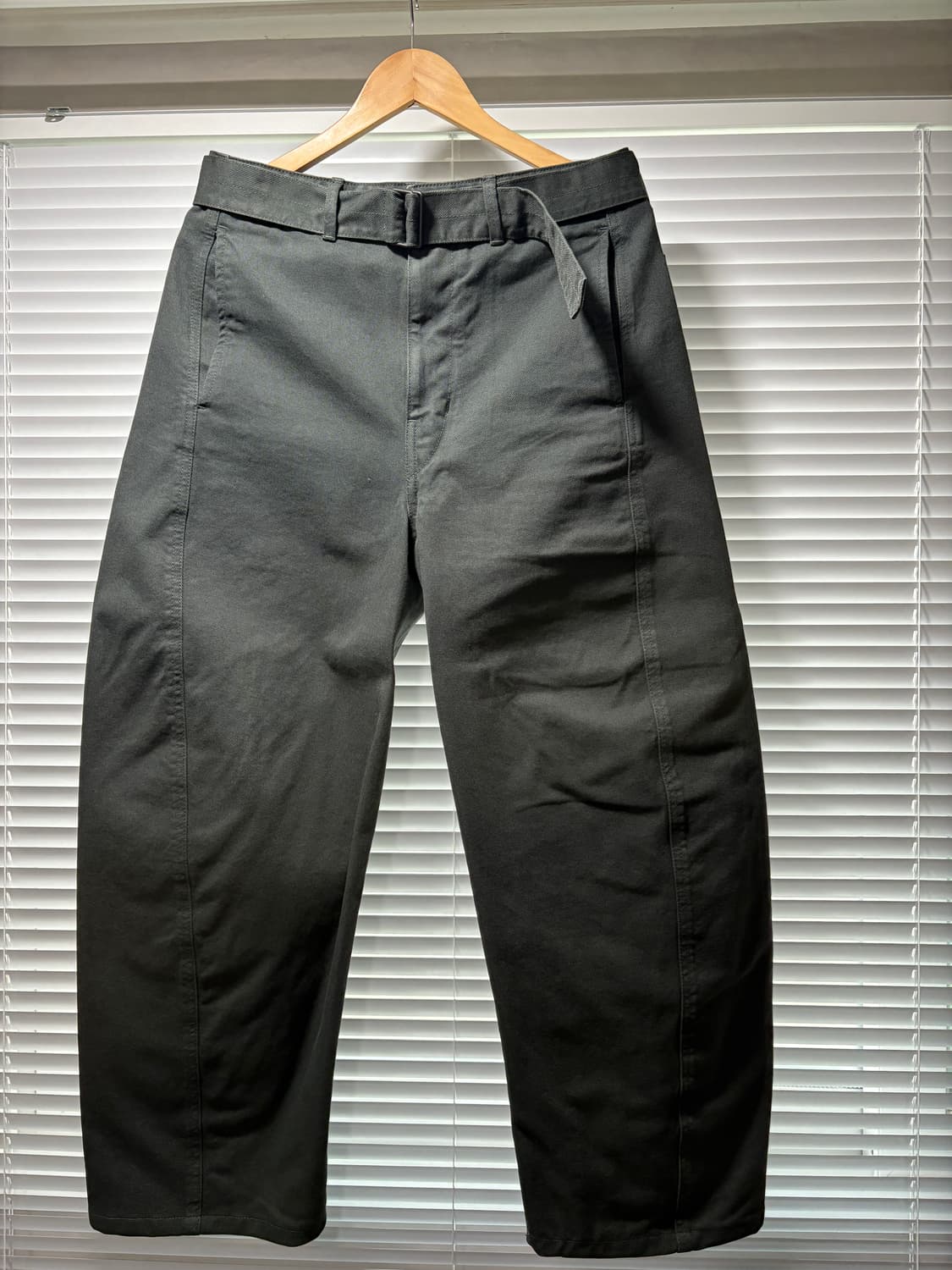 (M) 르메르 트위스트 벨티드 팬츠 카본 블루 상품이미지1