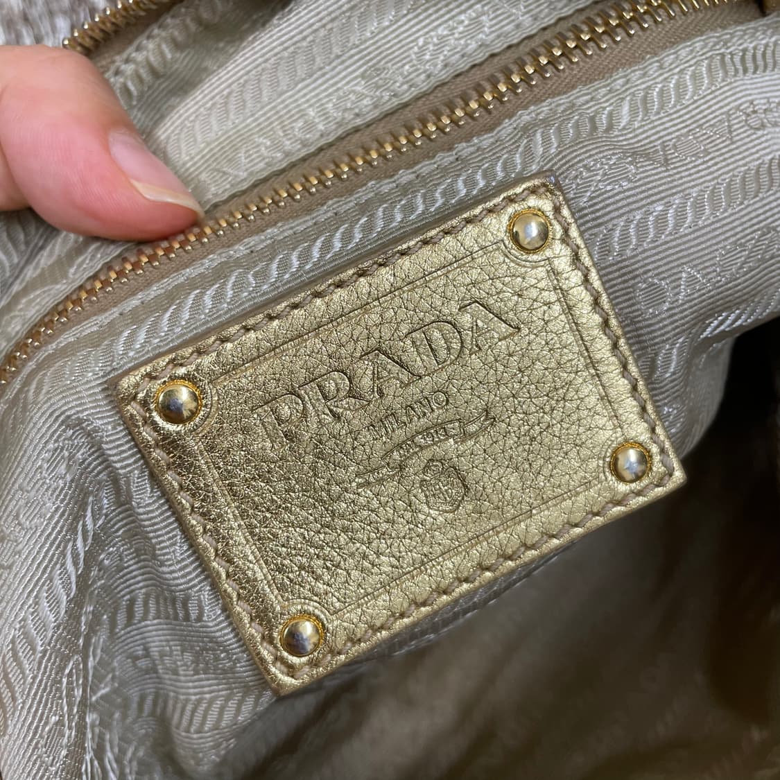 프라다 PRADA 골드 나일론 레더 볼링백 토트백 크로스백 상품이미지7