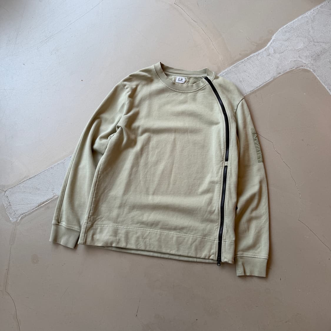 cp컴퍼니 커브드 집업 스웻셔츠 상품이미지2