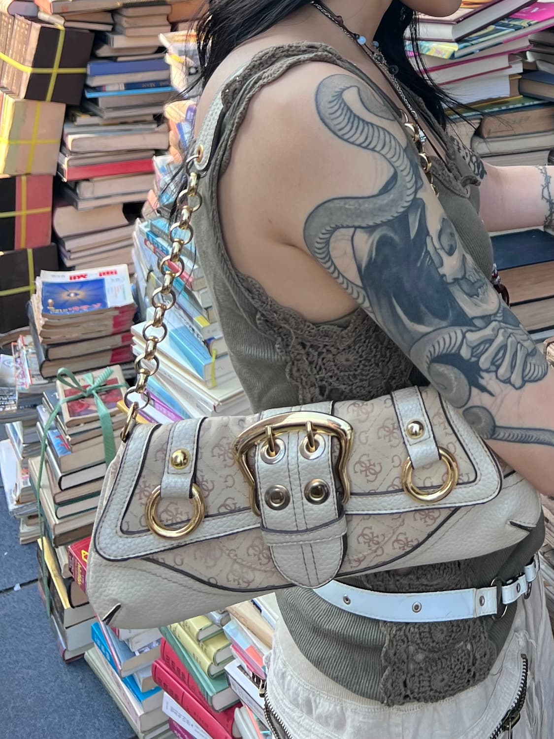 마이클코어스 베이지 금장 오네갸루 숄더백 (착샷o) 상품이미지5