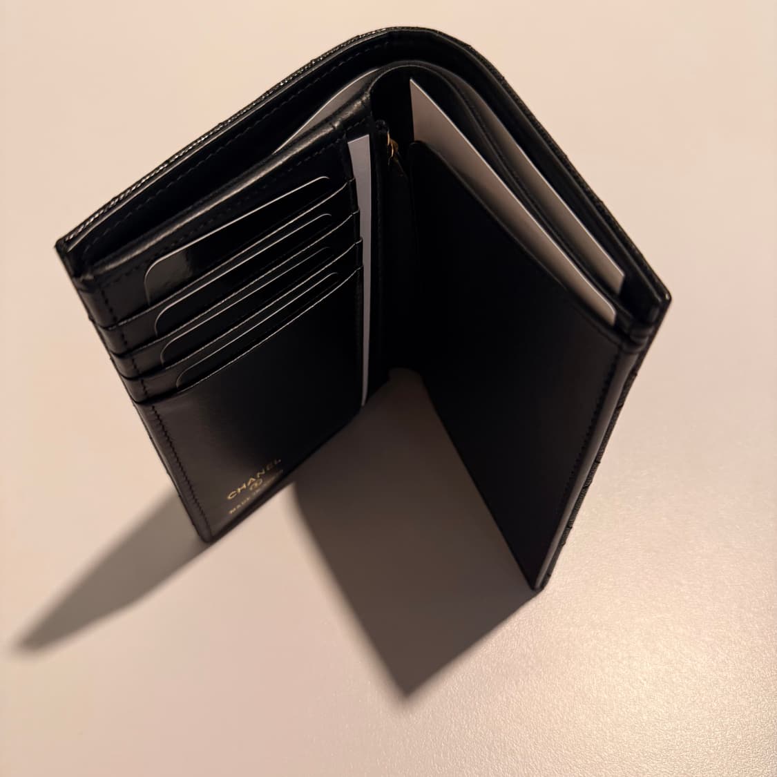 샤넬 골드 로고 캐비어 여권 카드 지갑 블랙 상품이미지5