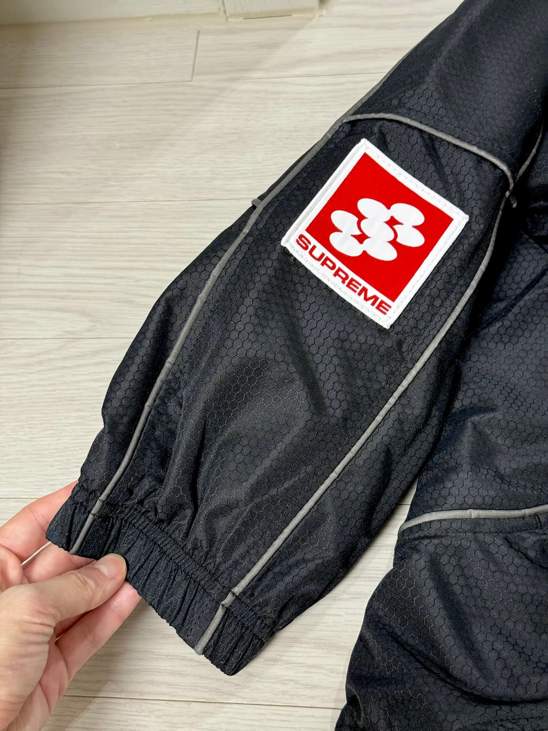 [L] 슈프림 24fw 리플렉티브 파이핑 풀오버 블랙 색상 상품이미지3