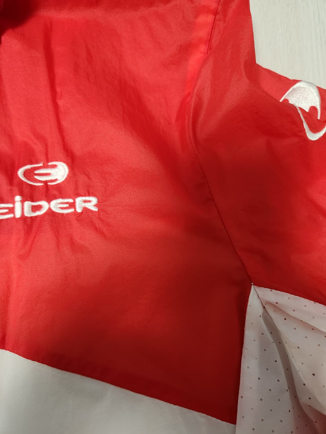 새상품급)아이더 여성 바람막이 M

오염 하자없이 깨끗해요^^

세탁해뒀 상품이미지4