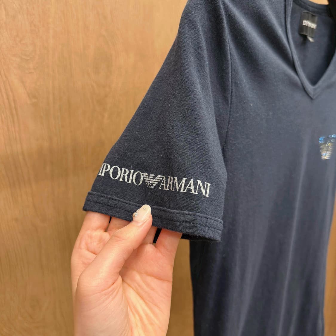 엠포리오 아르마니 브이넥 반팔 크리스탈 이글 로고 디테일 블랙 상품이미지5