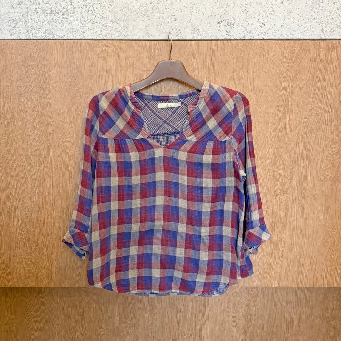 빈티지 브이넥 체크 블라우스 7부 소매 디테일 루즈핏 레드 블루 상품이미지1