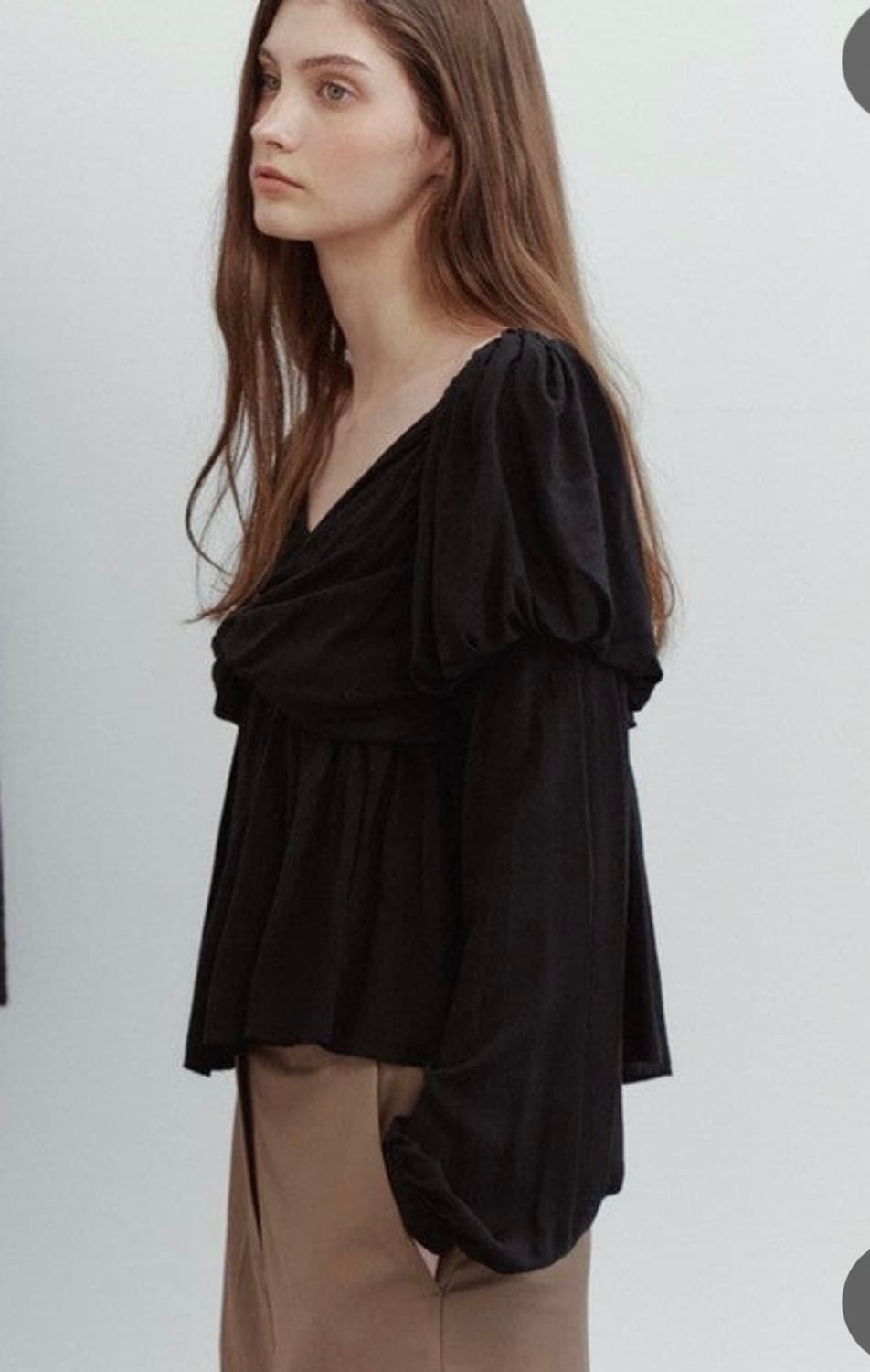 더티스 트위스트 프론트 퍼프 블라우스 블랙 상품이미지2