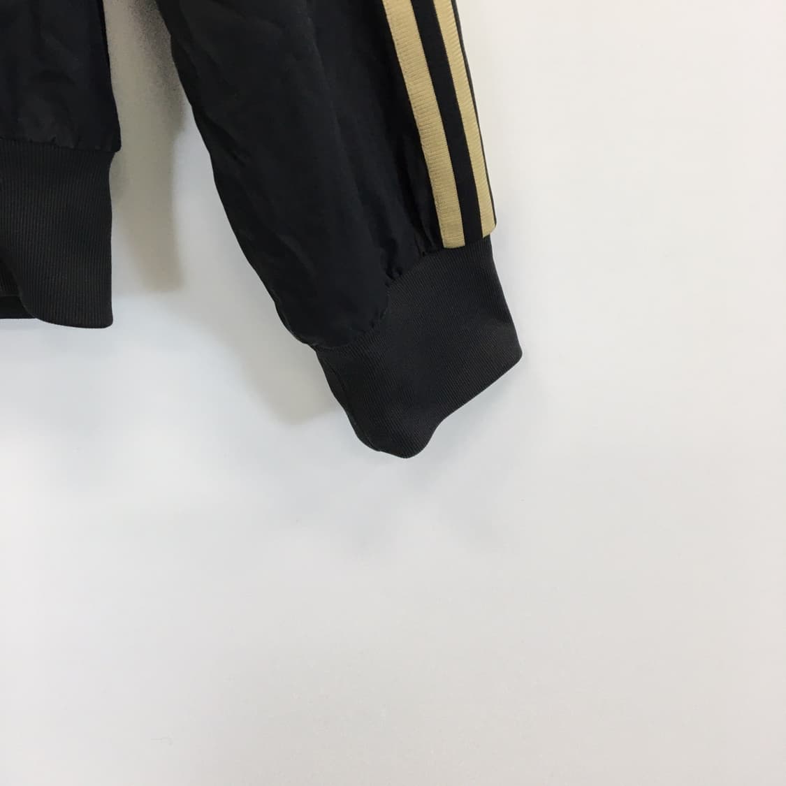 아디다스 블랙 골드 우븐자켓 105  상품이미지3