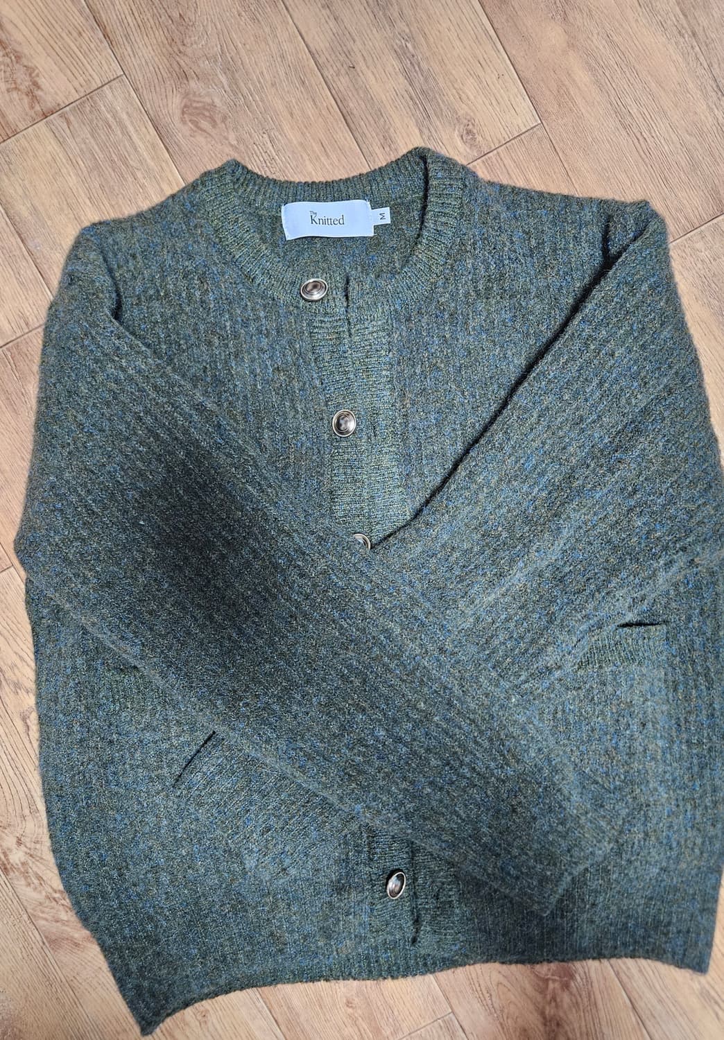 kkst 깡스타일리스트 니티드 울 버튼 포켓 크롭 가디건 다크 올리브 상품이미지1