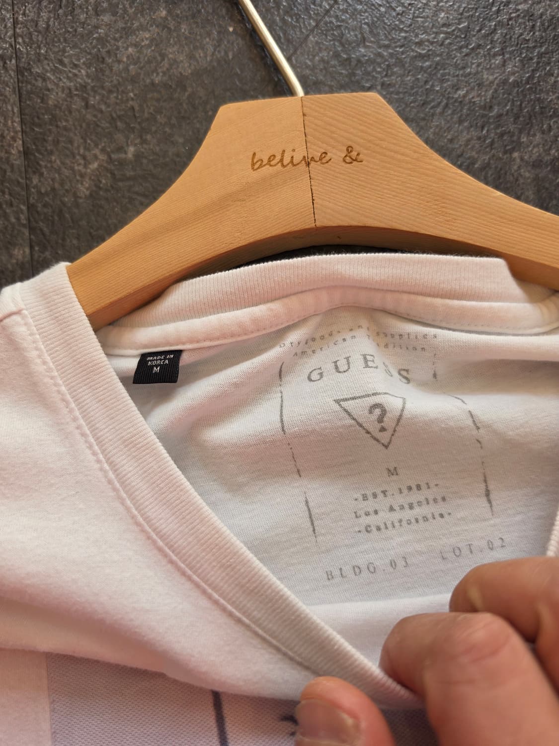 게스(GUESS) 화이트 그래픽 반팔 티셔츠 -M 상품이미지3