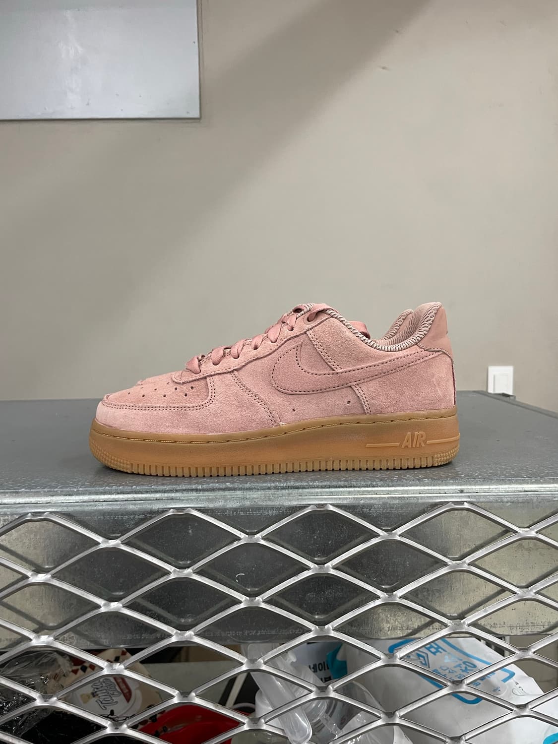 에어포스 1 '07 로우 SE 파티 핑크 검 225 상품이미지1