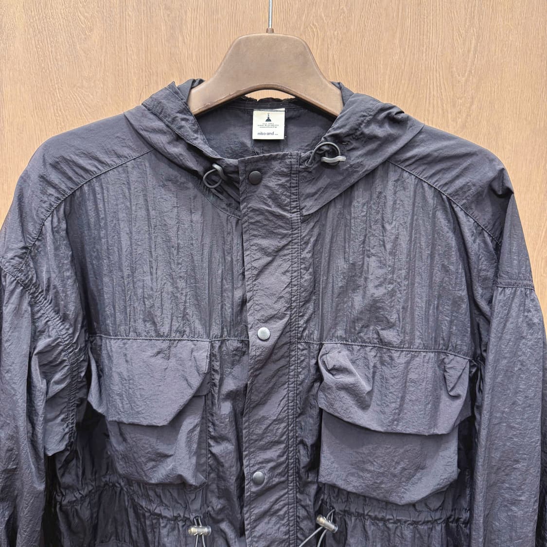 니코앤드 윈드 브레이커 후드 자켓 플랩 포켓 스트링 디테일 오버핏 블랙 상품이미지4