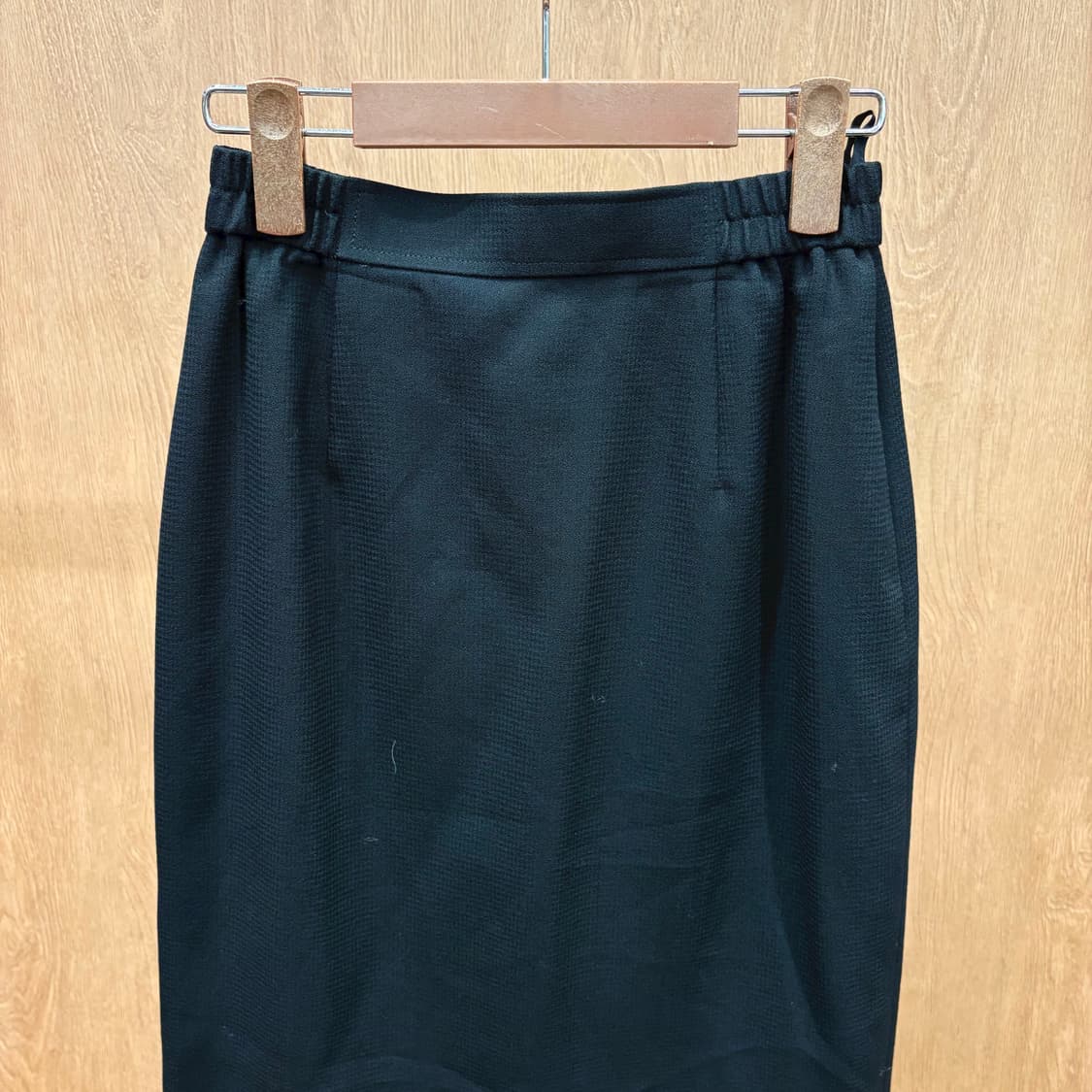 끌로에 H라인 클래식 미디 울 스커트 허리 밴딩 심플 슬릿 디테일 블랙 상품이미지4