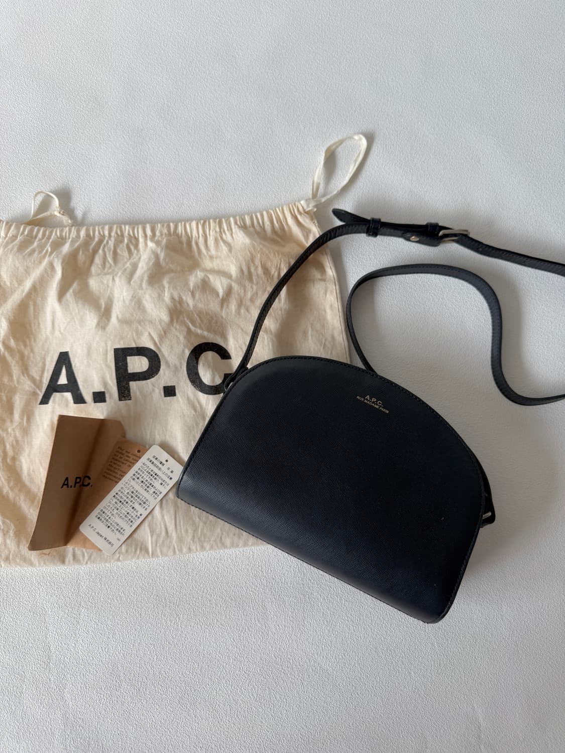 아페쎄(A.P.C) 사피아노 하프문백(NAVY) 상품이미지1