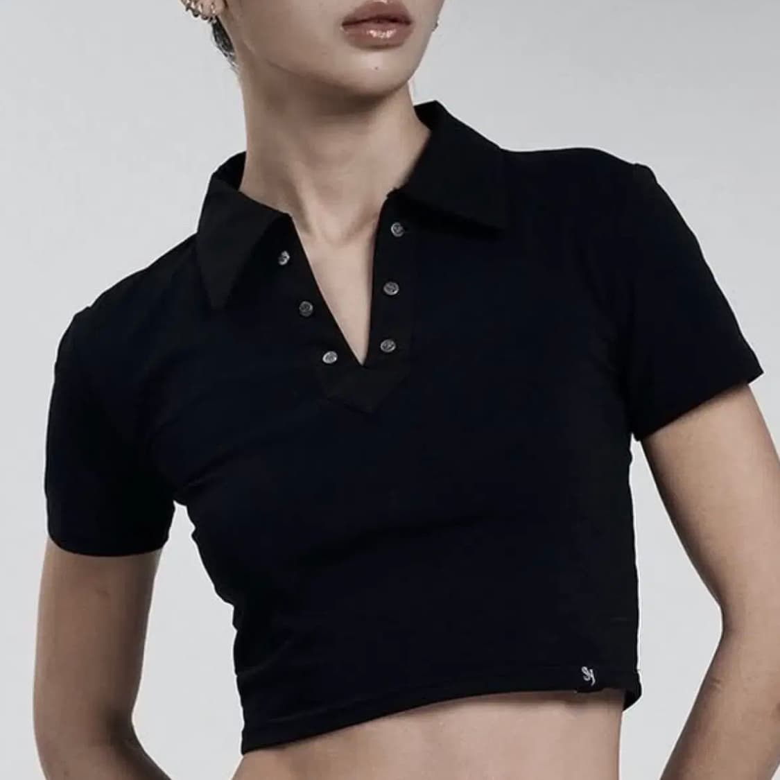 시너진 리벳 칼라 크롭탑 블랙 상품이미지1