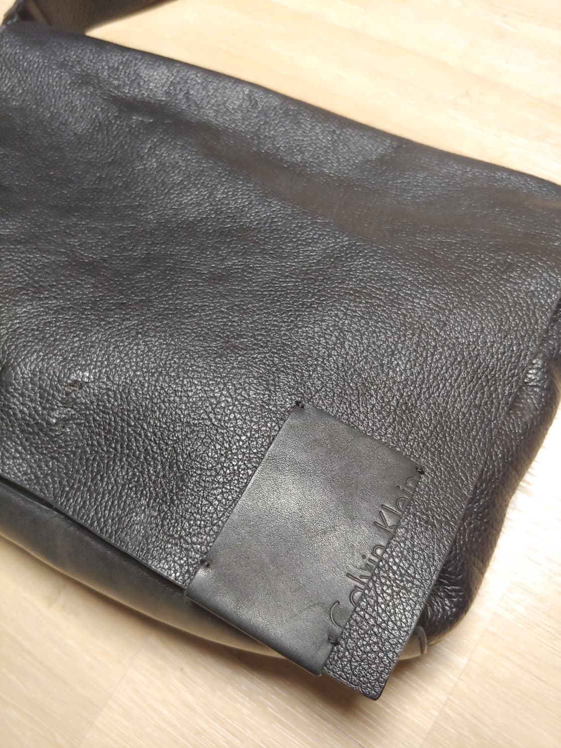 캘빈 클라인 전체 가죽 메일백 상품이미지2