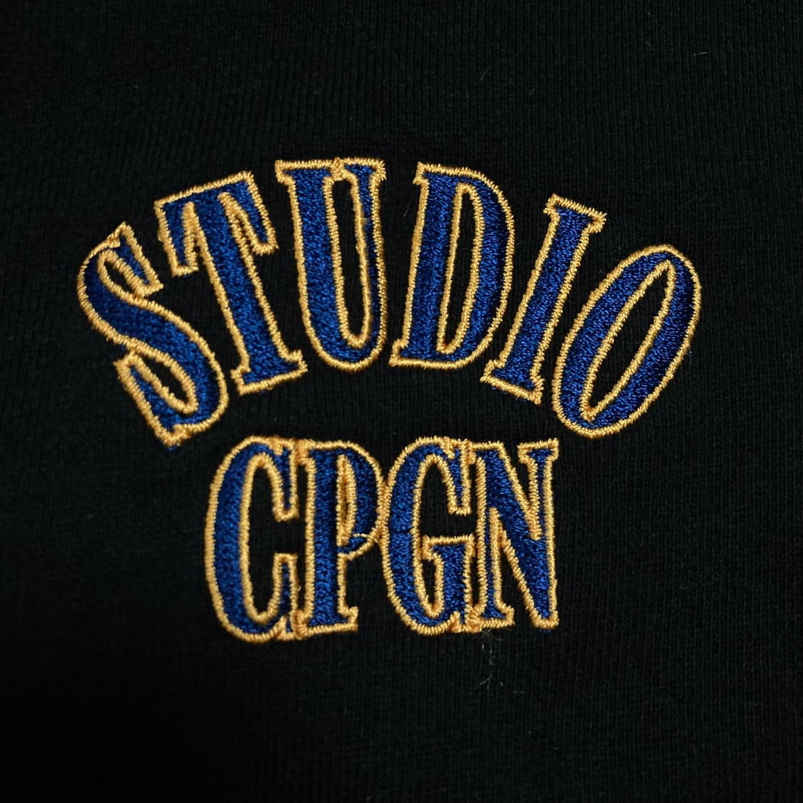 꼼파뇨 스튜디오 자수 로고 블랙 후드 집업 상품이미지2