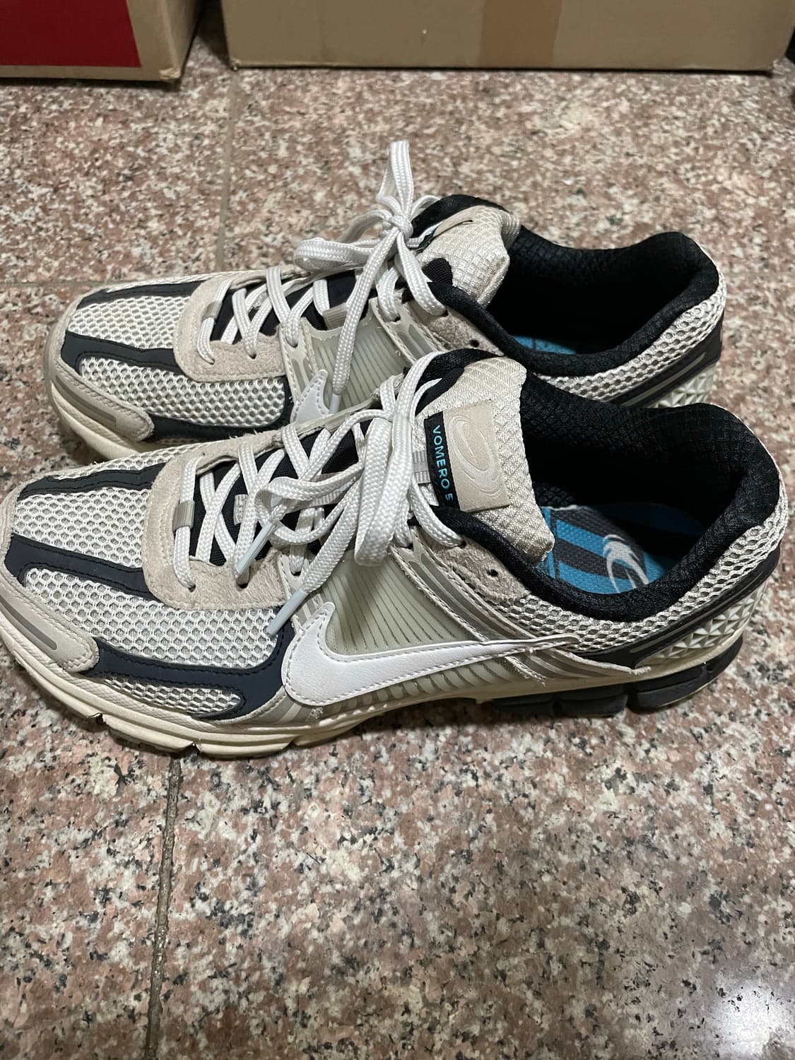 나이키 줌 보메로5 라이트 본 앤 블랙 265 상품이미지5