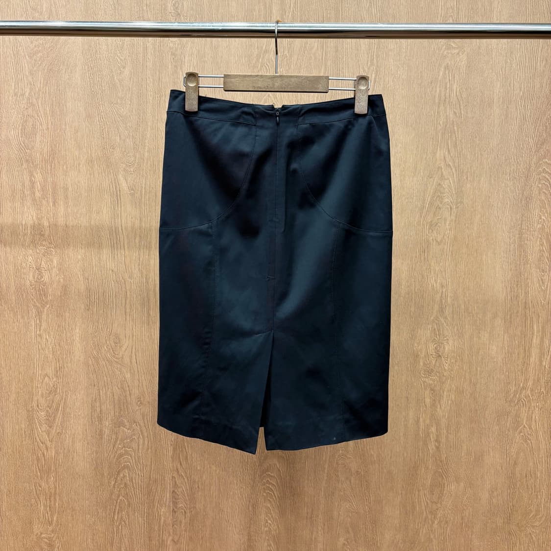 베르사체 코튼 미디 스커트 사선 절개 포인트 밑단 트임 디테일 블랙 상품이미지3