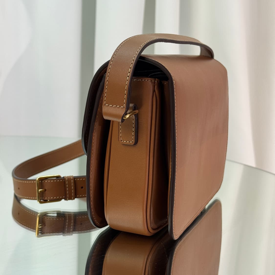 [신품급] 셀린느 클래식 트리옹프백 미디움 내추럴 카프스킨 상품이미지4