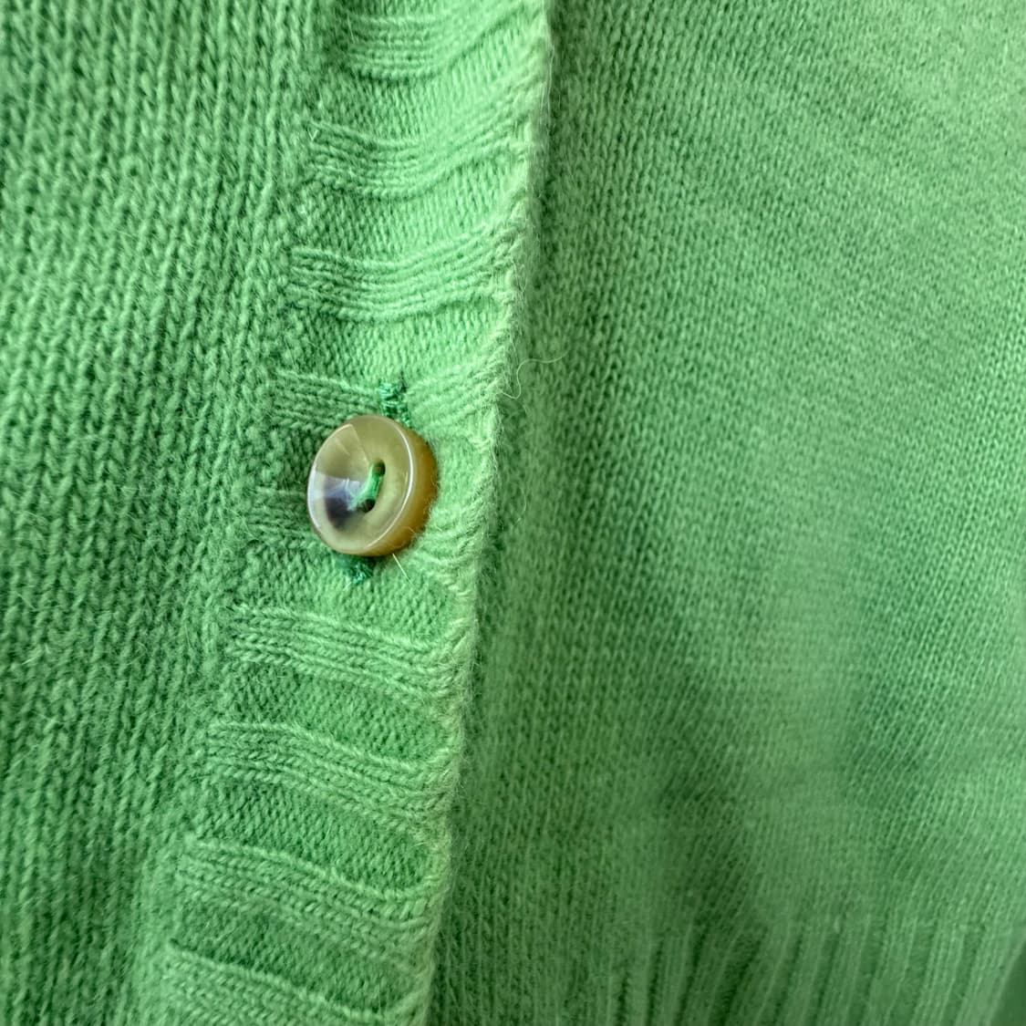 연두 브이넥 단추 보들 모 니트 가디건 상품이미지8