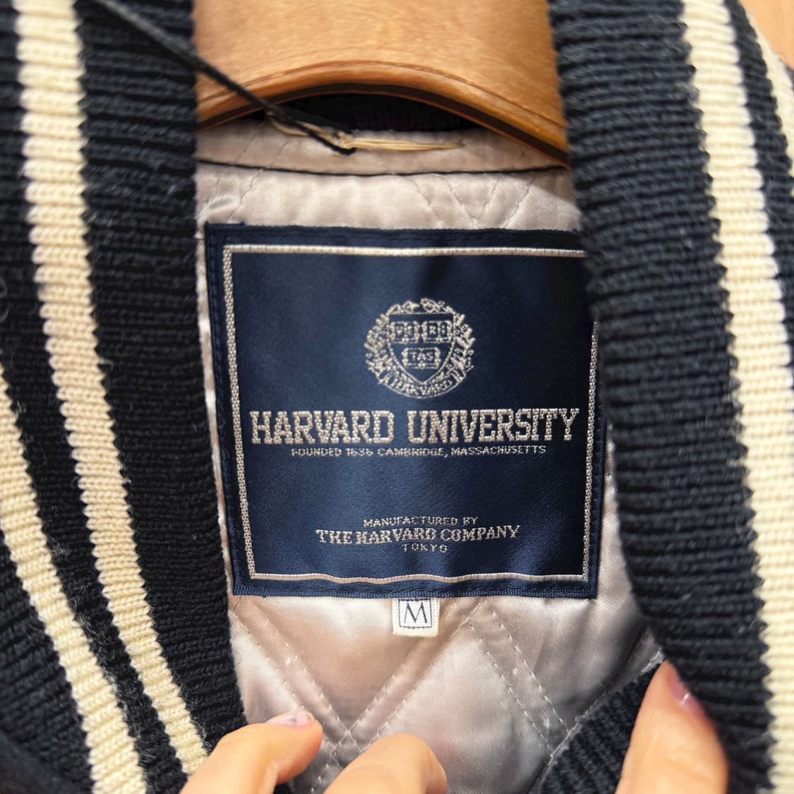 하버드 유니버시티 바시티 자켓 레더 슬리브 배색 로고 자수 디테일 블랙 상품이미지8