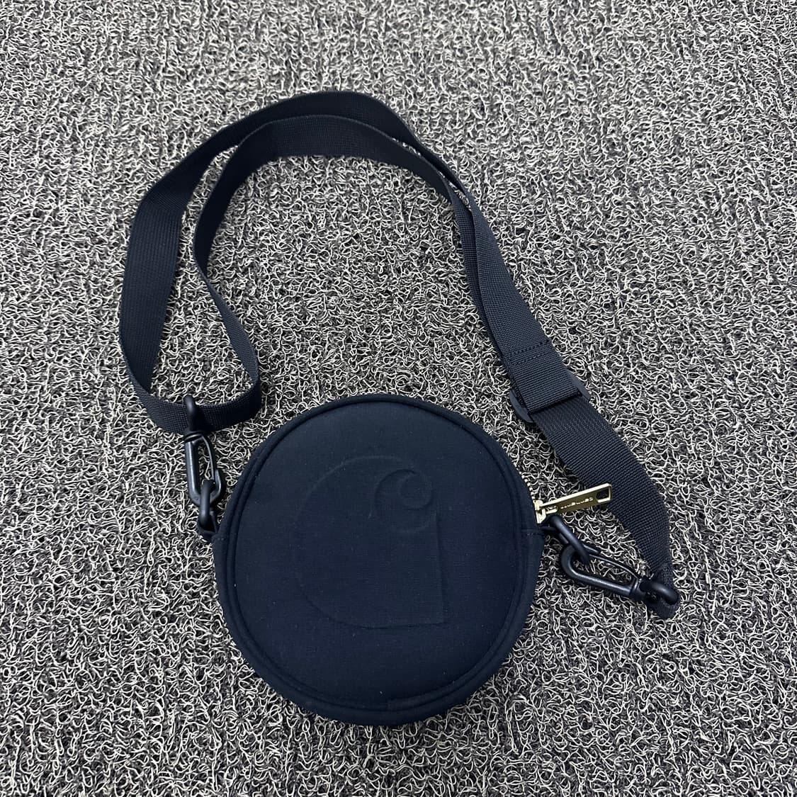 칼하트 클라트론 미니 크로스백 가방 블랙 상품이미지1