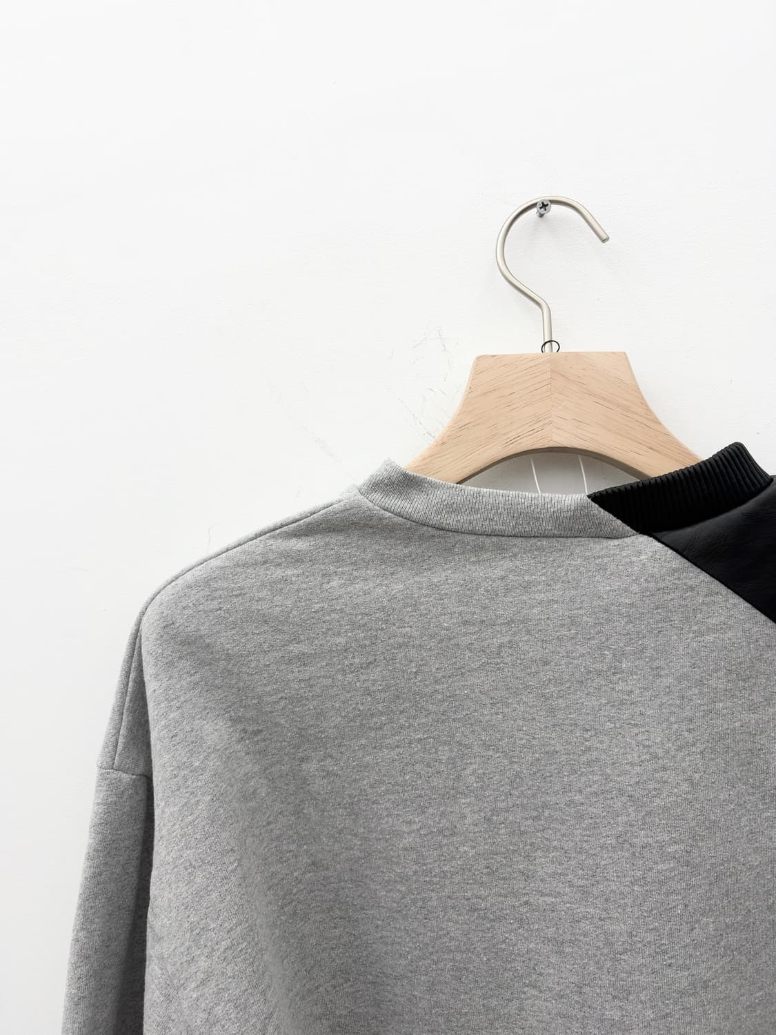 LEATHER BLOCK SWEATSHIRT 상품이미지5