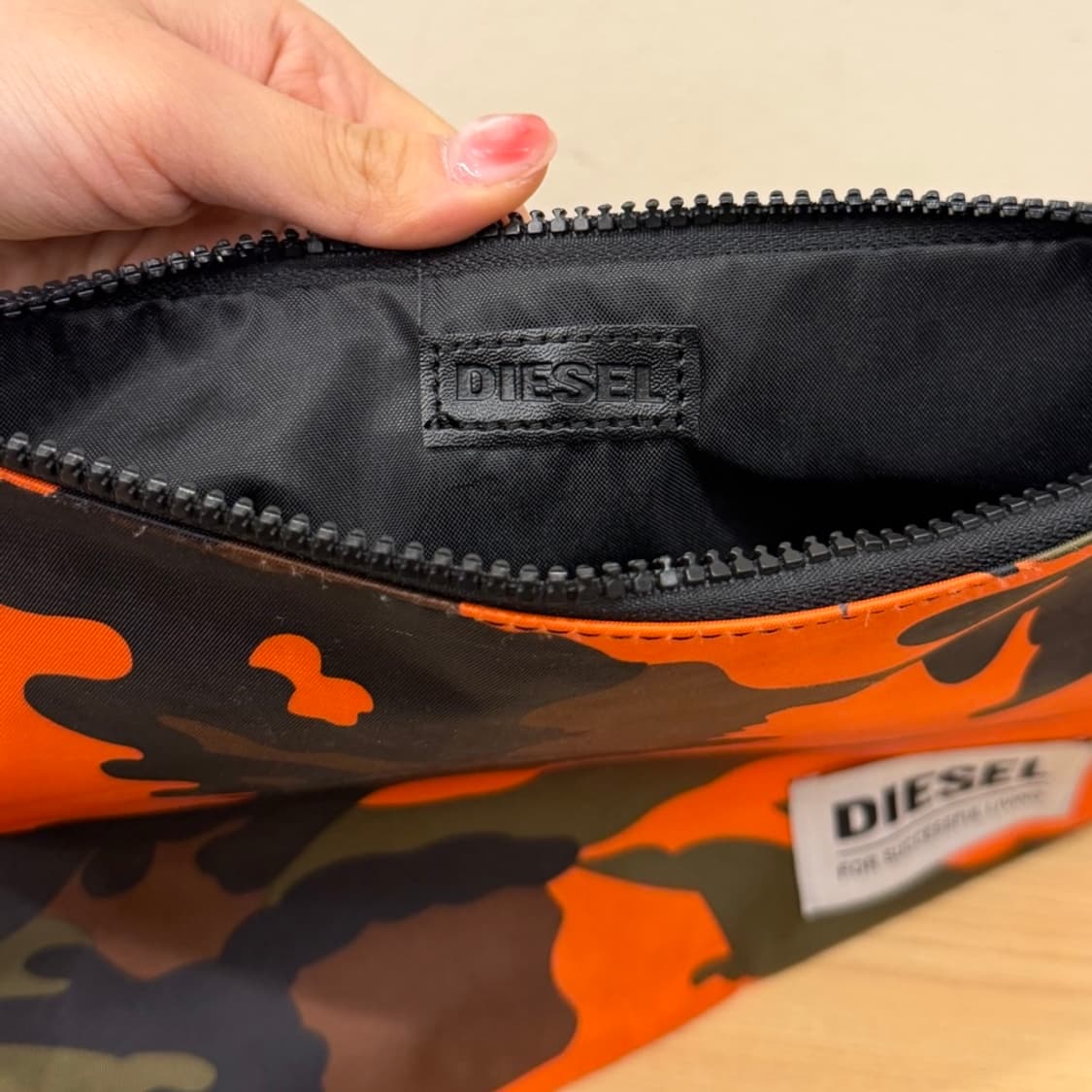 디젤 오렌지 카모 플라쥬 파우치 화이트 로고 패치 지퍼 클로징 디테일 상품이미지3