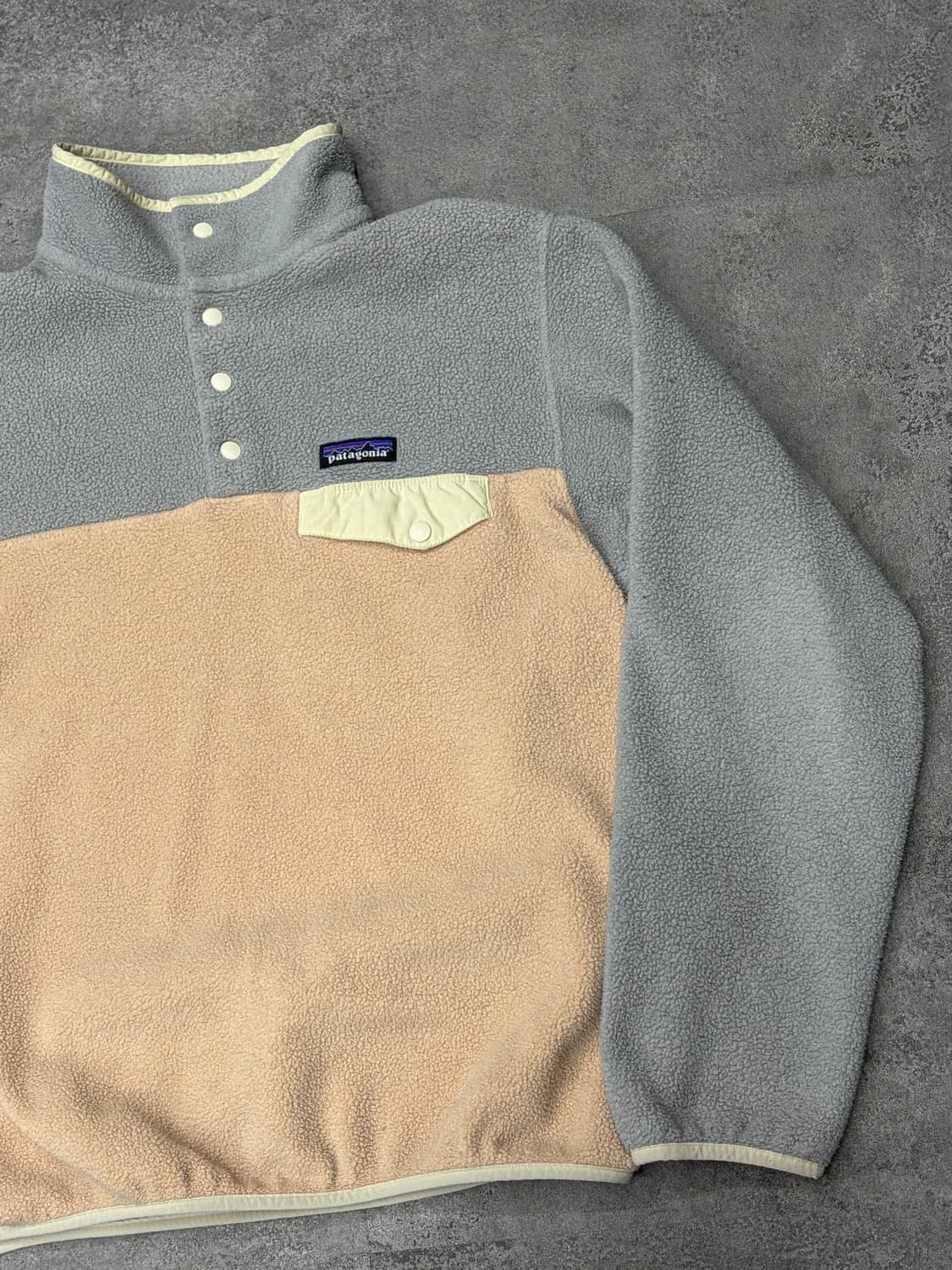 파타고니아 신칠라 플리스 풀오버 회색/베이지 상품이미지3