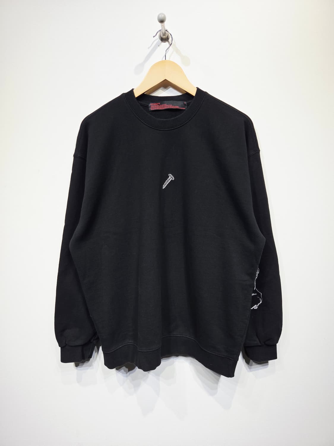 꼼파뇨(Compagno) 유니크 자수 블랙 맨투맨 상품이미지2