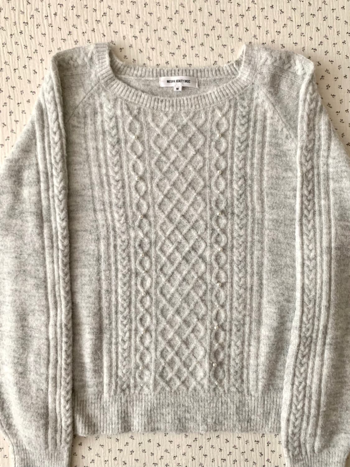 natural beauty basic 연그레이 진주 케이블 니트 상품이미지2