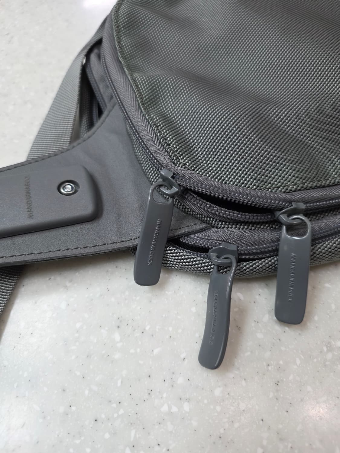 만다리나덕 남성 슬링백 회색 상품이미지5