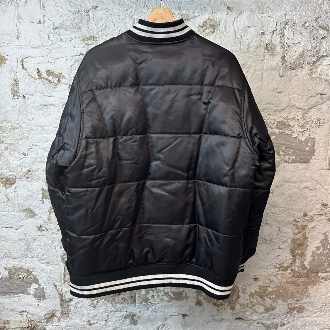 슈프림 스크립트 새틴 바시티 자켓 블랙 상품이미지2