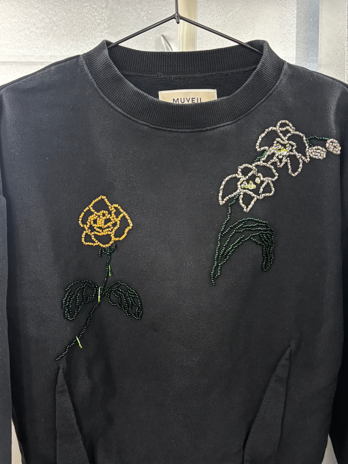 뮤베일 MUVEIL 38 블랙 꽃자수 맨투맨 상품이미지2