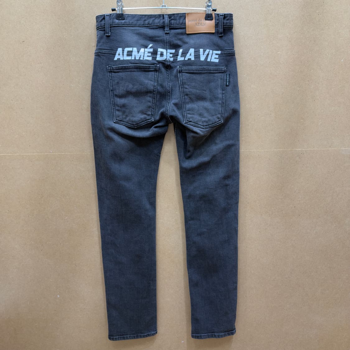 아크메드라비 백 로고 워싱 데님 팬츠 차콜 상품이미지2