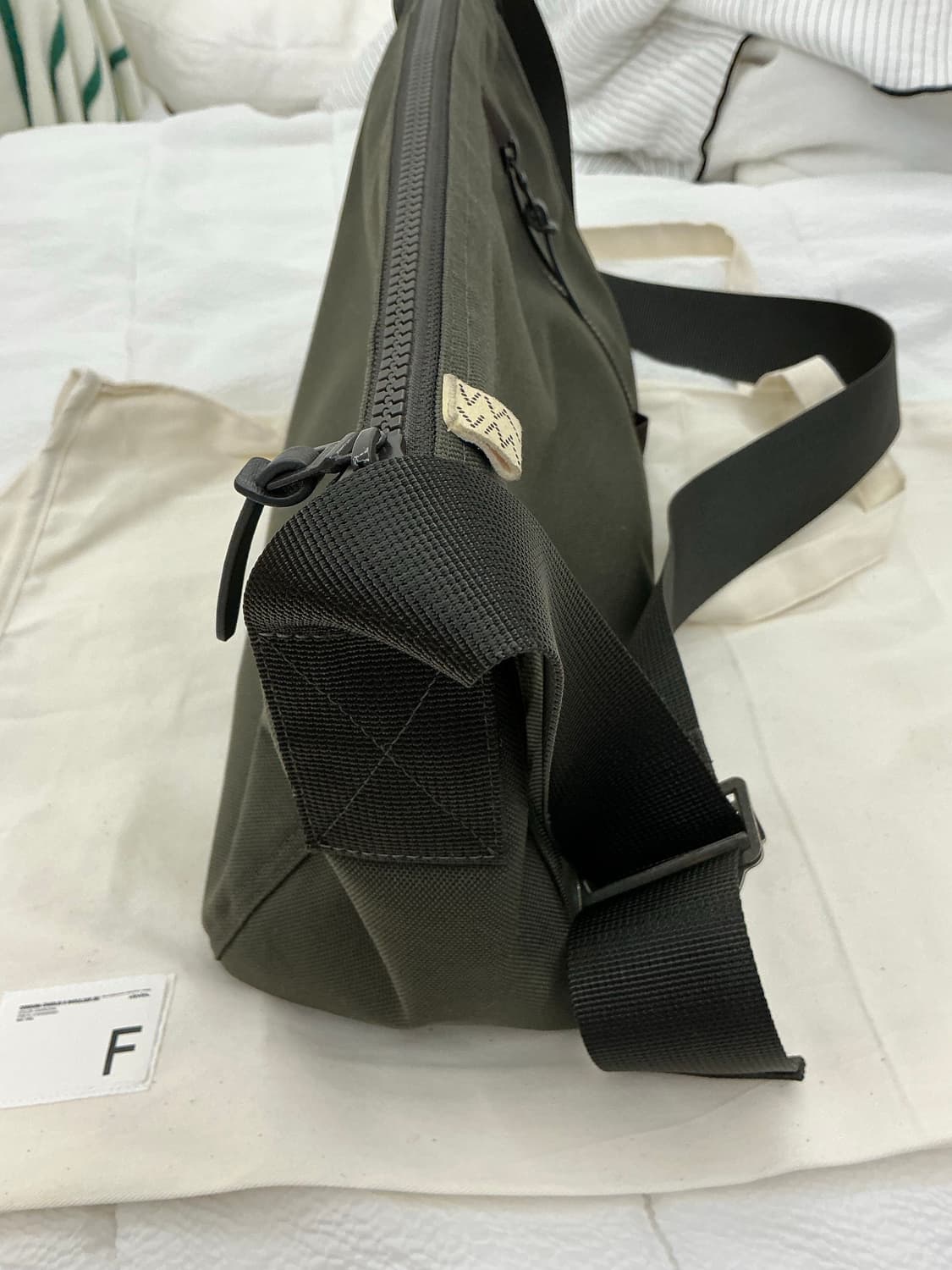 비즈빔 찰리백 m 차콜 상품이미지7