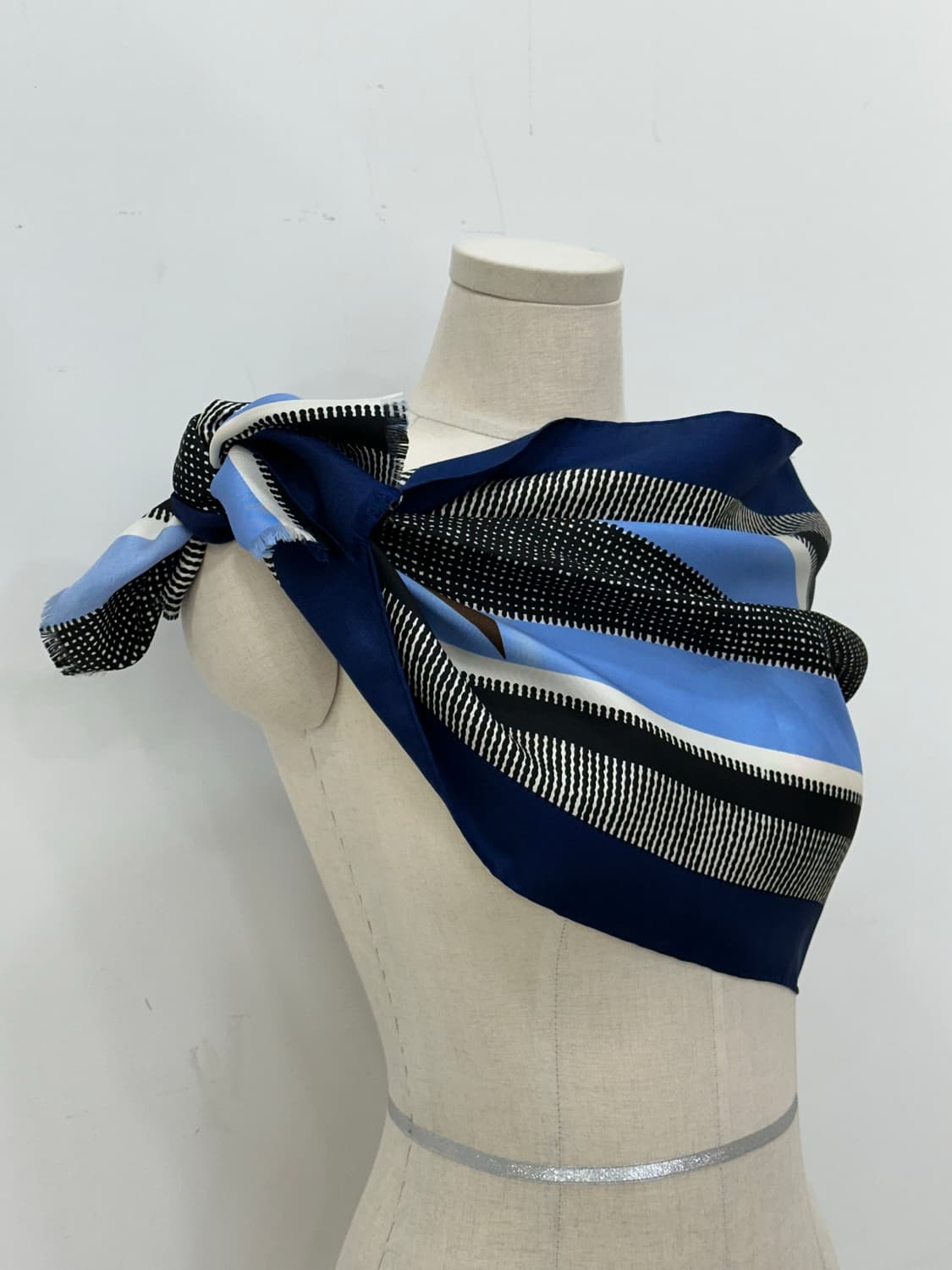 입생로랑 실크 머플러 상품이미지3